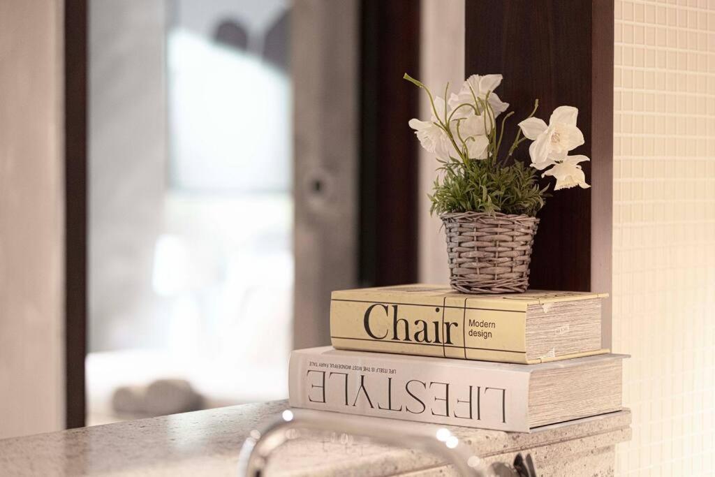 Stylish 1-br Oasis Minutes From Burj & Mall