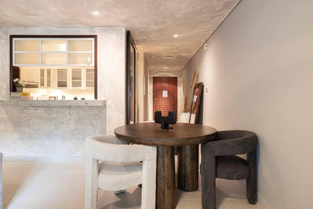 Stylish 1-br Oasis Minutes From Burj & Mall Apartment