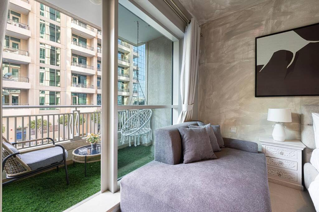 Stylish 1-br Oasis Minutes From Burj & Mall Apartment *