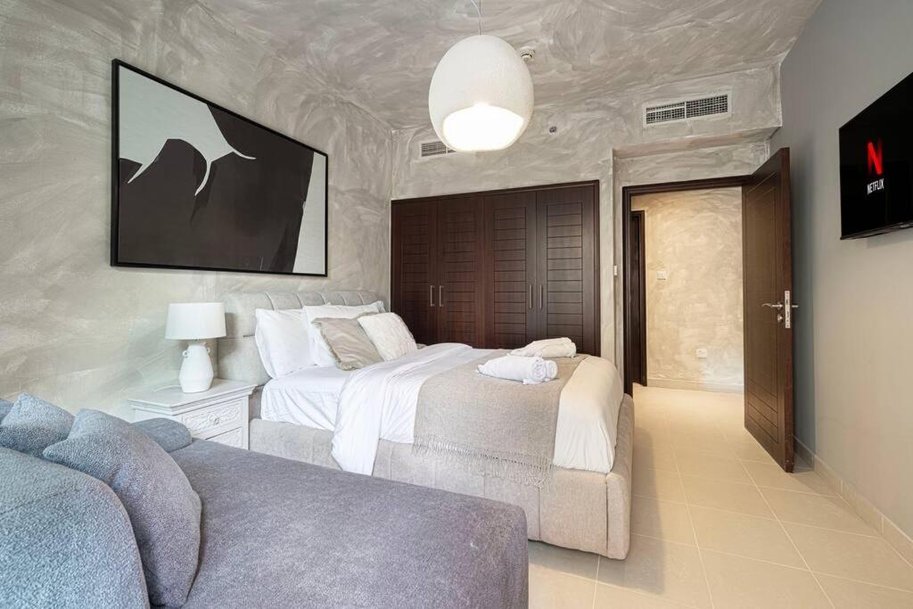 Apartment Stylish 1-br Oasis Minutes From Burj & Mall