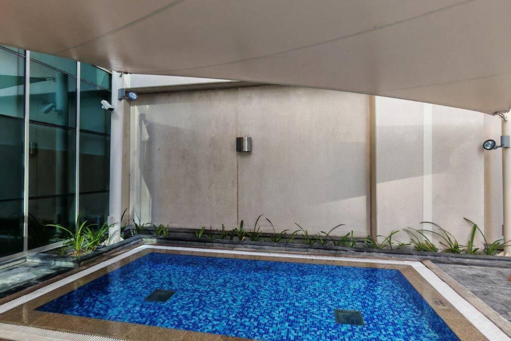 Stylish 1-br Oasis Minutes From Burj & Mall Apartment *