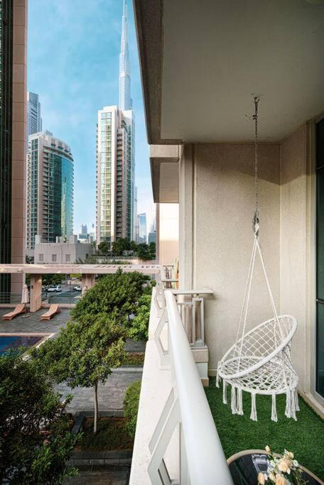 Stylish 1-br Oasis Minutes From Burj & Mall * Dubai