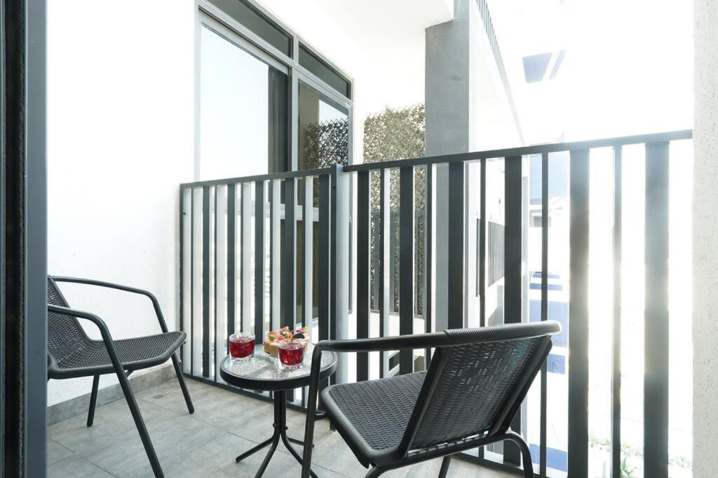 Dayf-luc Stylish Modern Comfort & Great Location Apartment