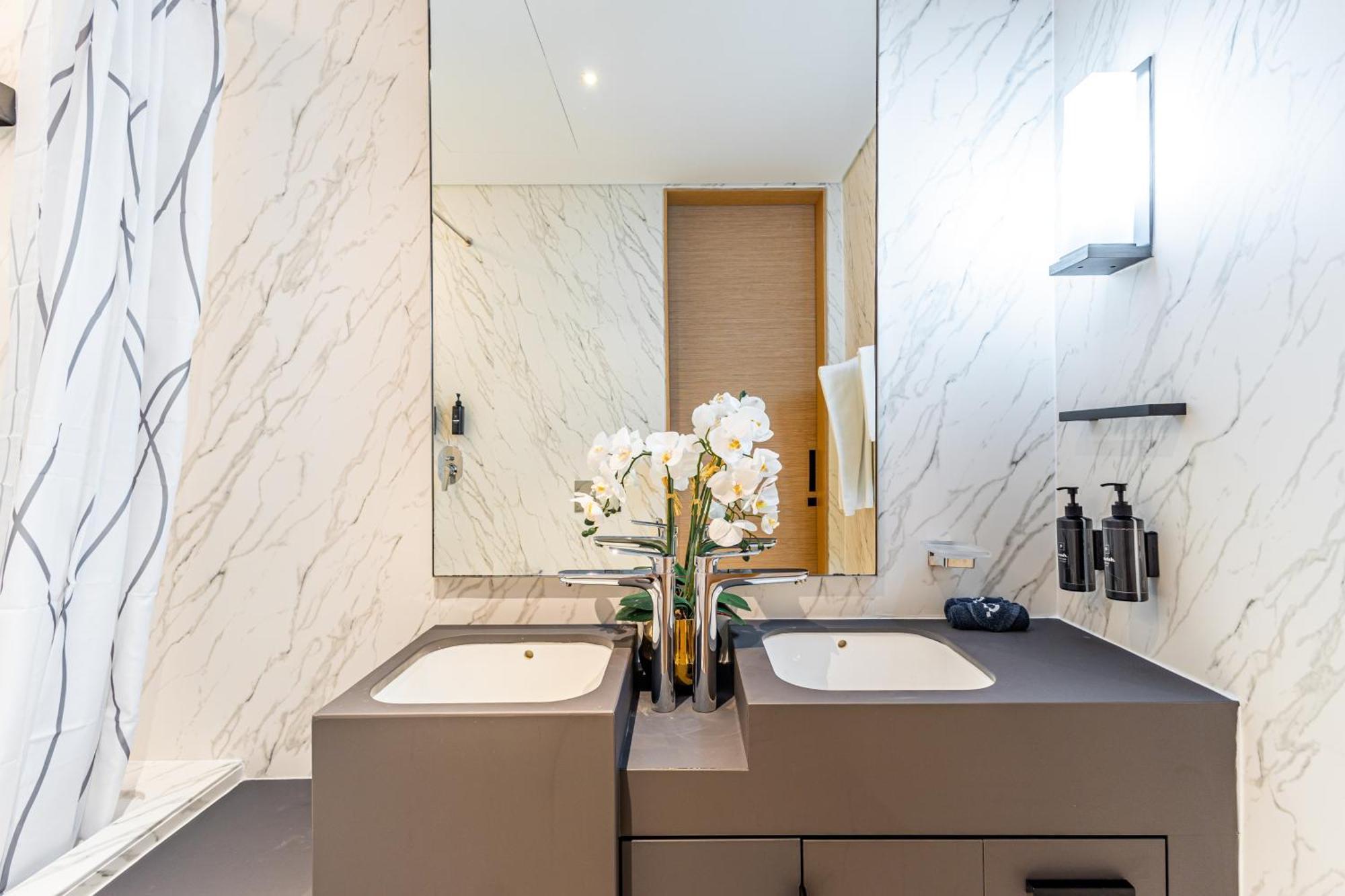 Address Jbr: Beachfront Bliss & Sky-high Luxury Apartment *