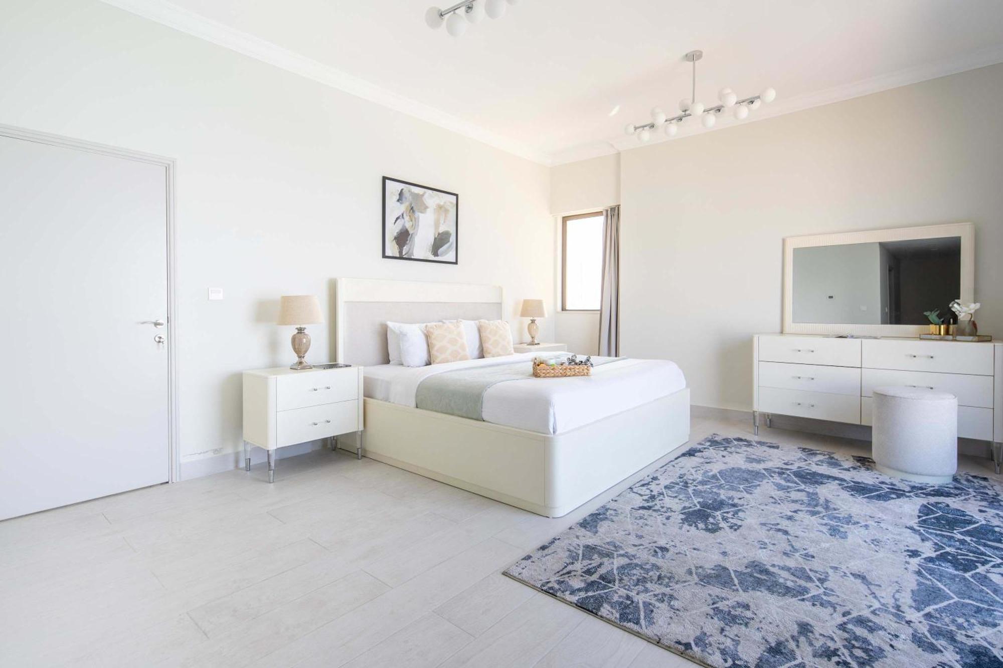 Frank Porter - Sadaf 6 Apartment
