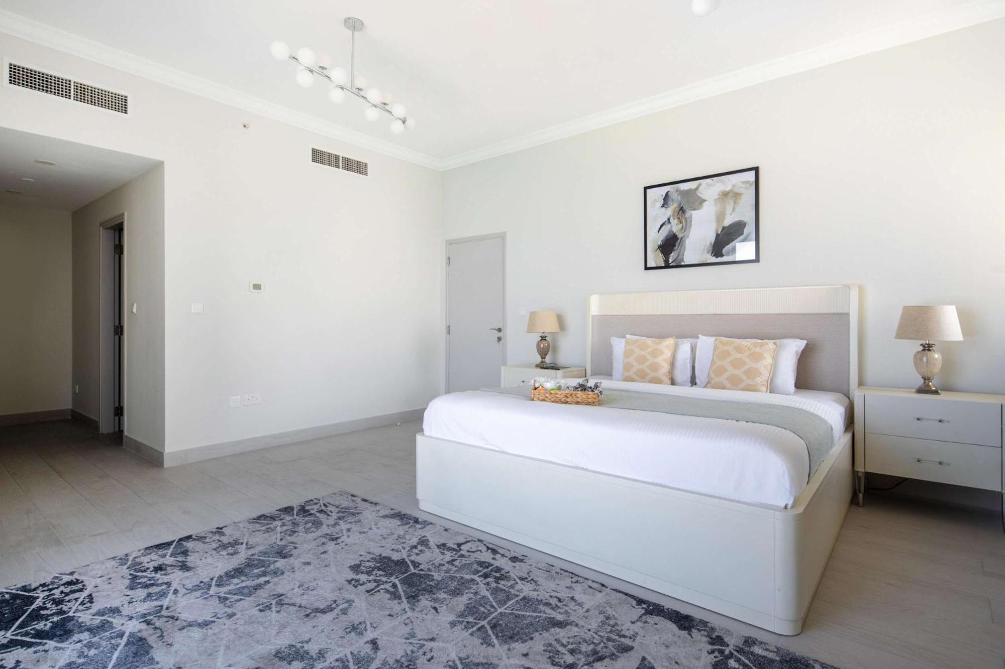 Frank Porter - Sadaf 6 Apartment *