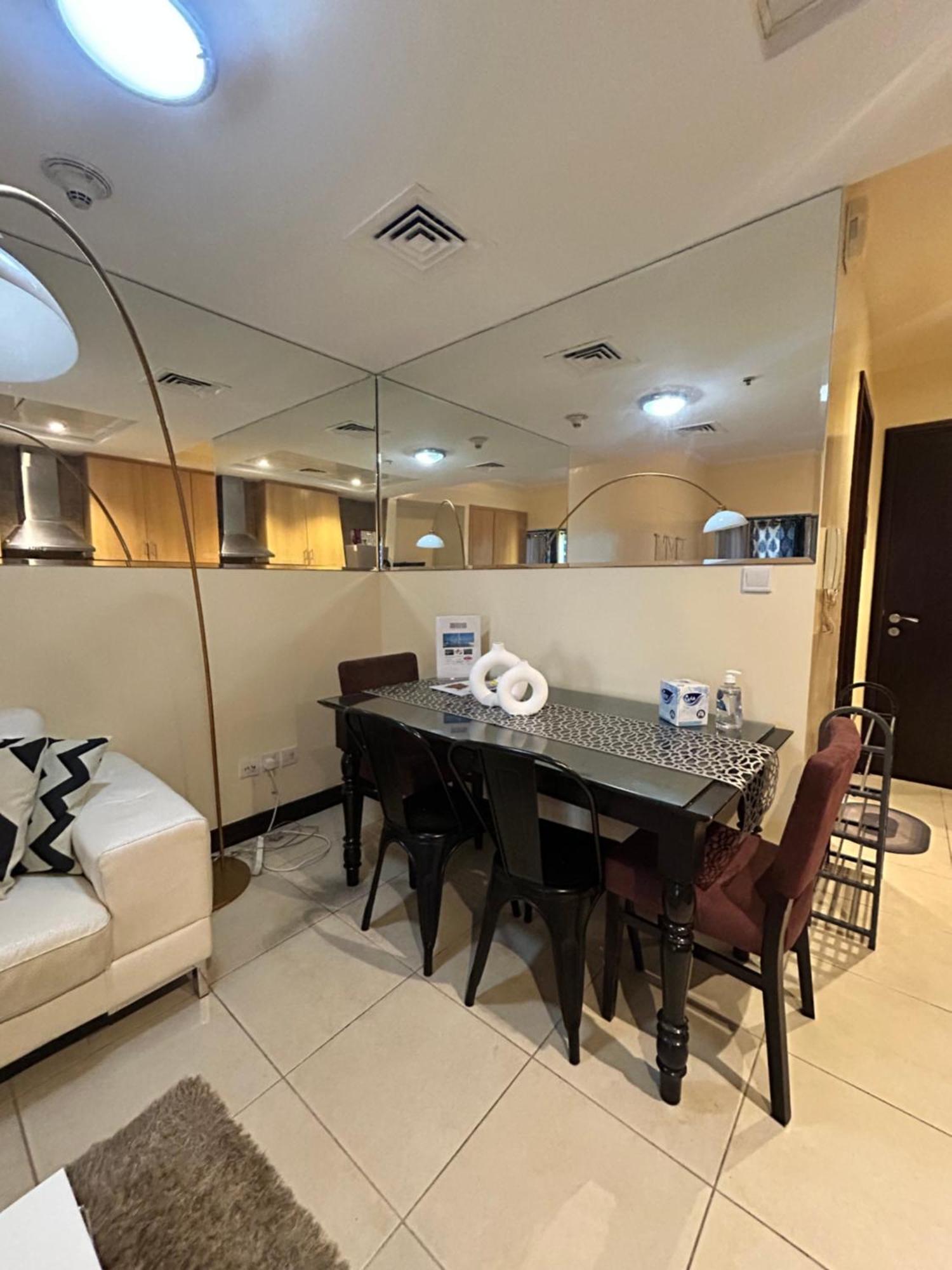 Click - Jlt - & Balcony Lakes View Entire -ra Apartment *