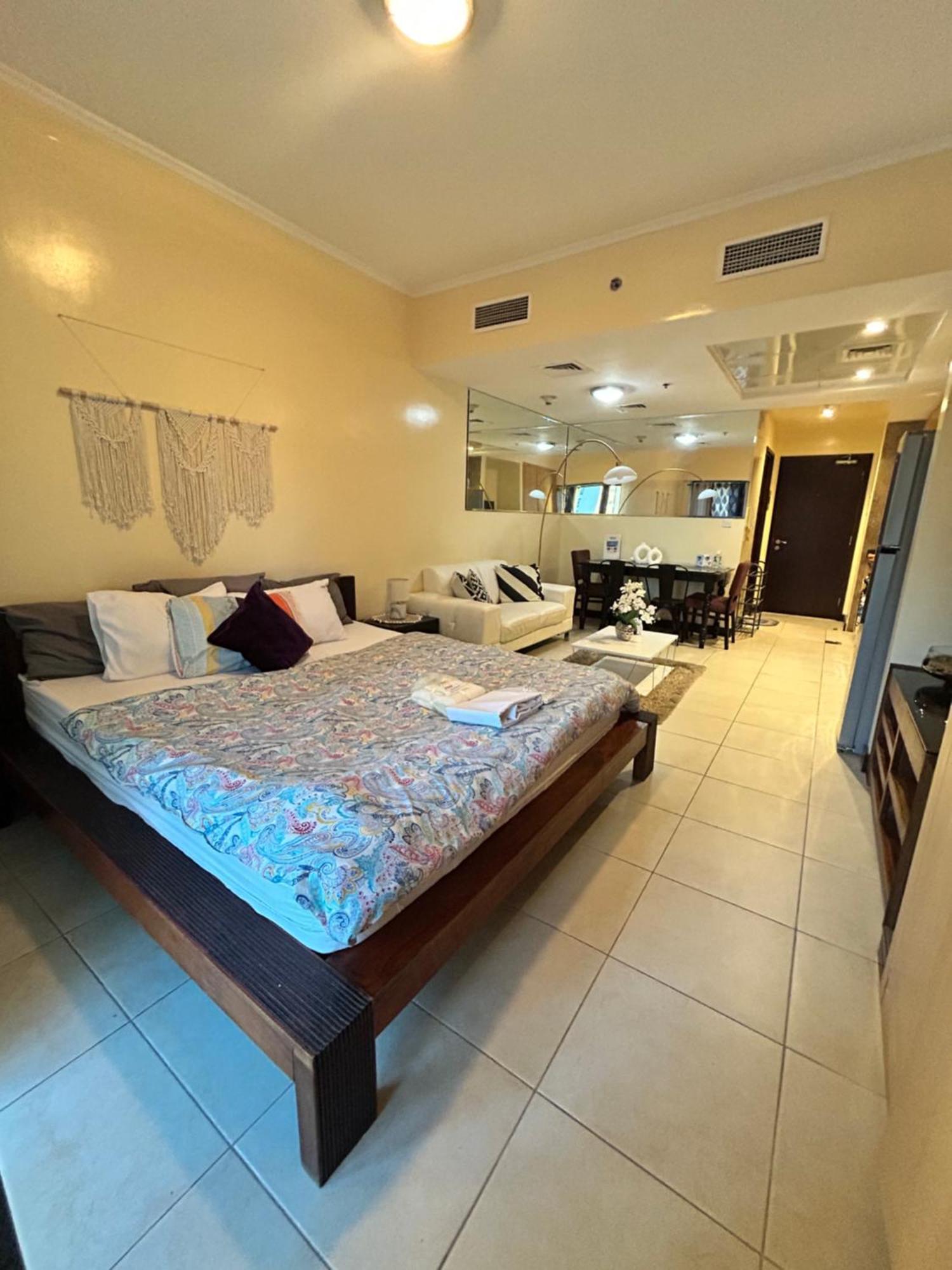 Click - Jlt - & Balcony Lakes View Entire -ra