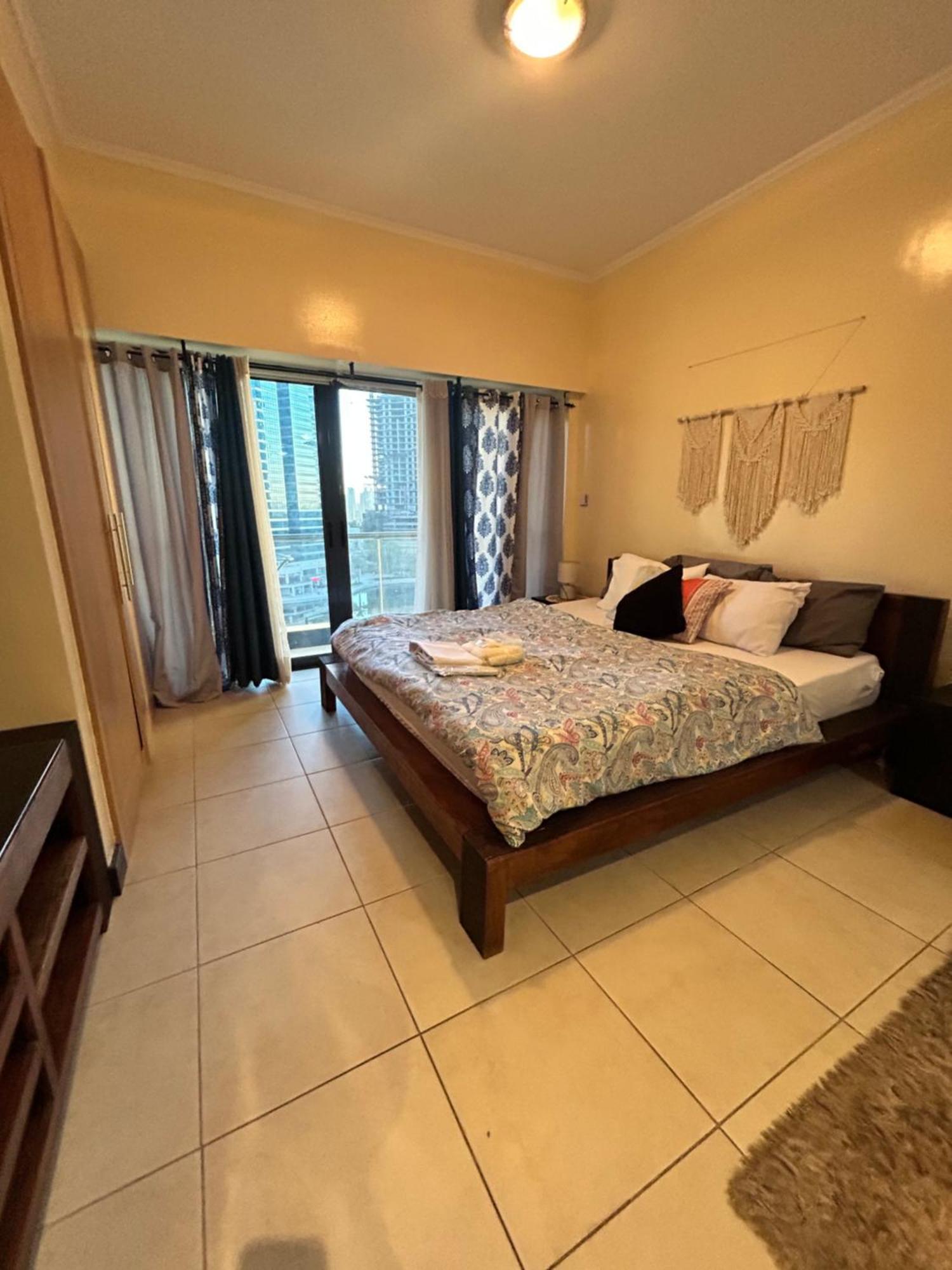 Click - Jlt - & Balcony Lakes View Entire -ra Dubai