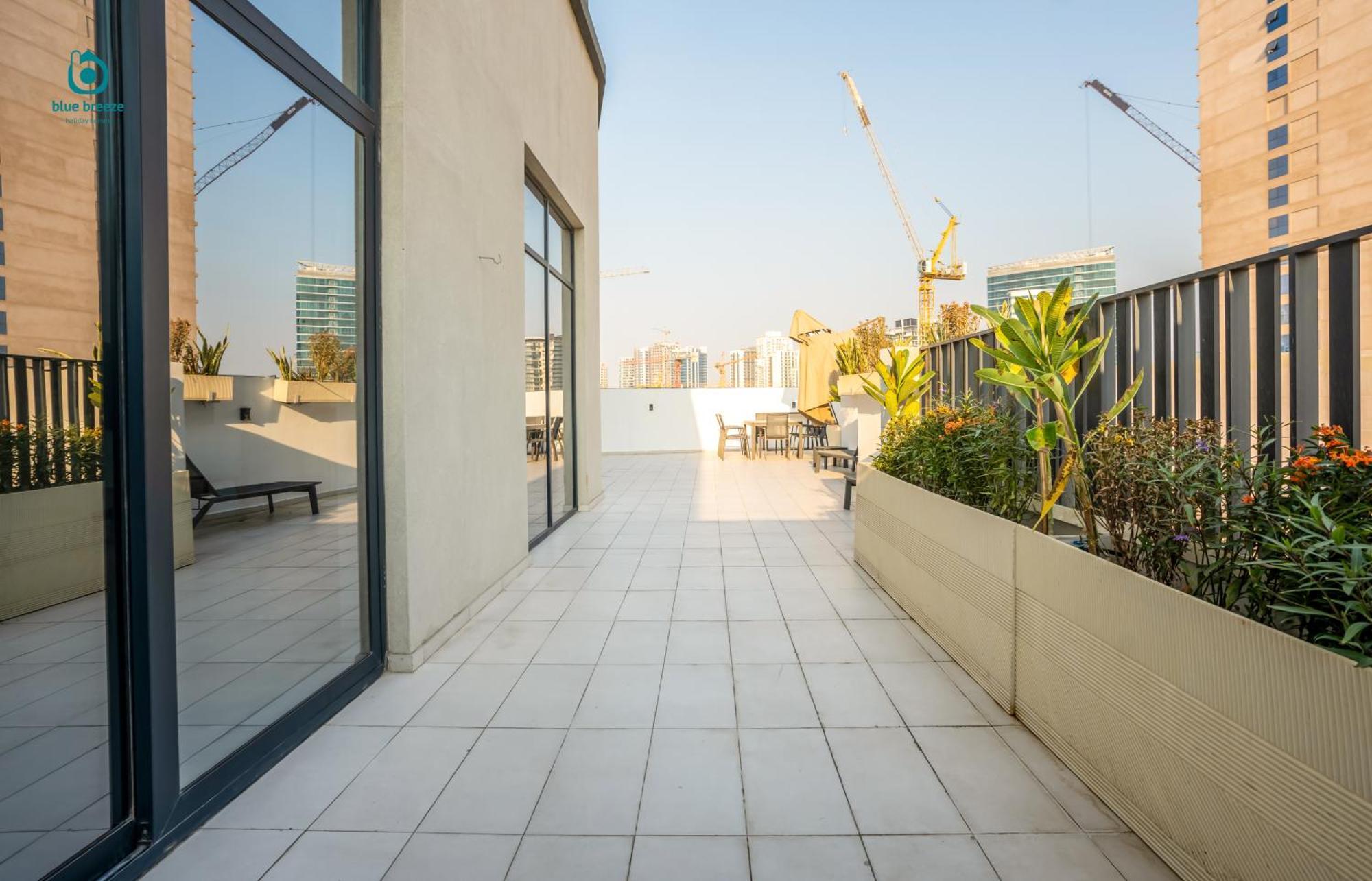 Blue Breeze - Elegant 1br With Private Jacuzzi & Terrace In Jvc Dubai