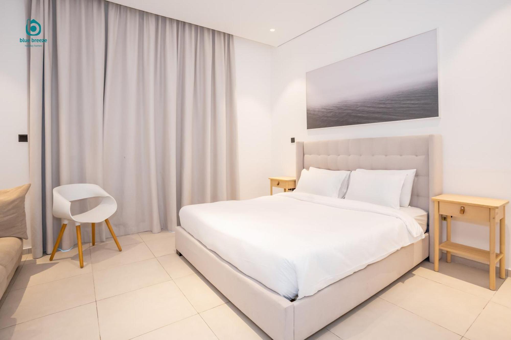 Blue Breeze - Elegant 1br With Private Jacuzzi & Terrace In Jvc *