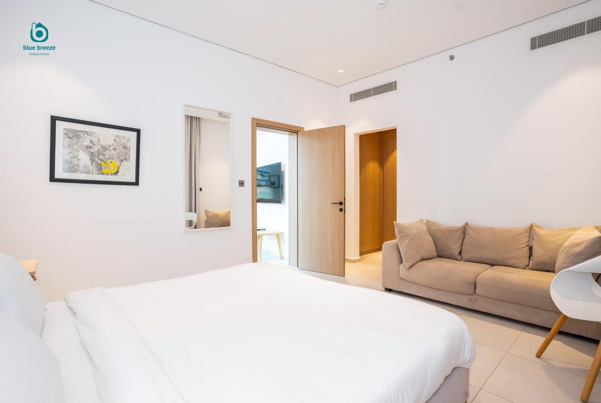 Blue Breeze - Elegant 1br With Private Jacuzzi & Terrace In Jvc