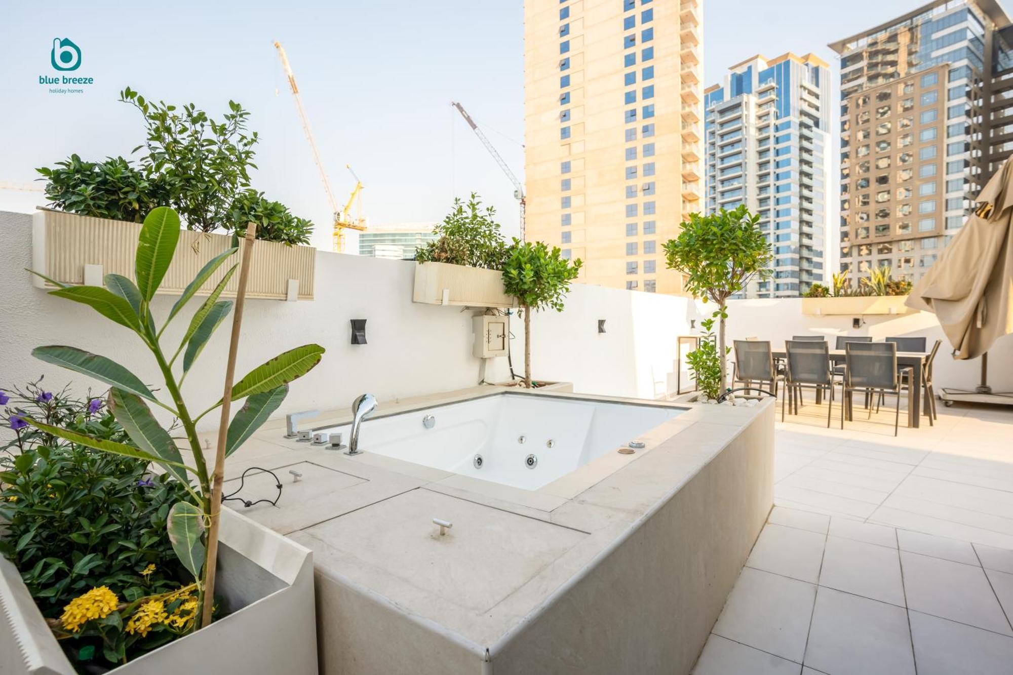 Blue Breeze - Elegant 1br With Private Jacuzzi & Terrace In Jvc *