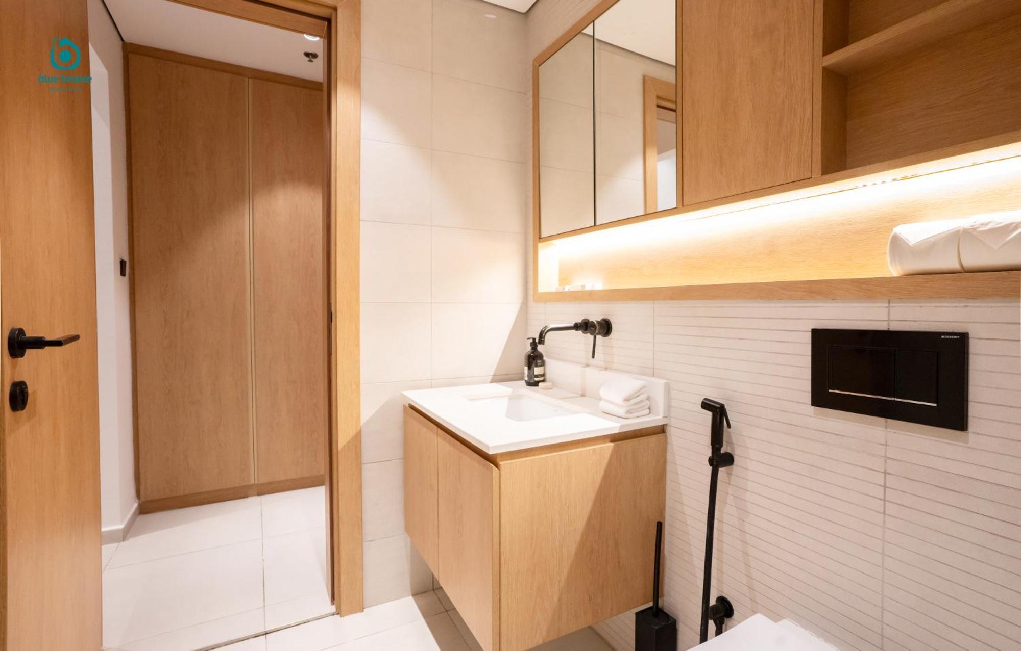 Blue Breeze - Elegant 1br With Private Jacuzzi & Terrace In Jvc
