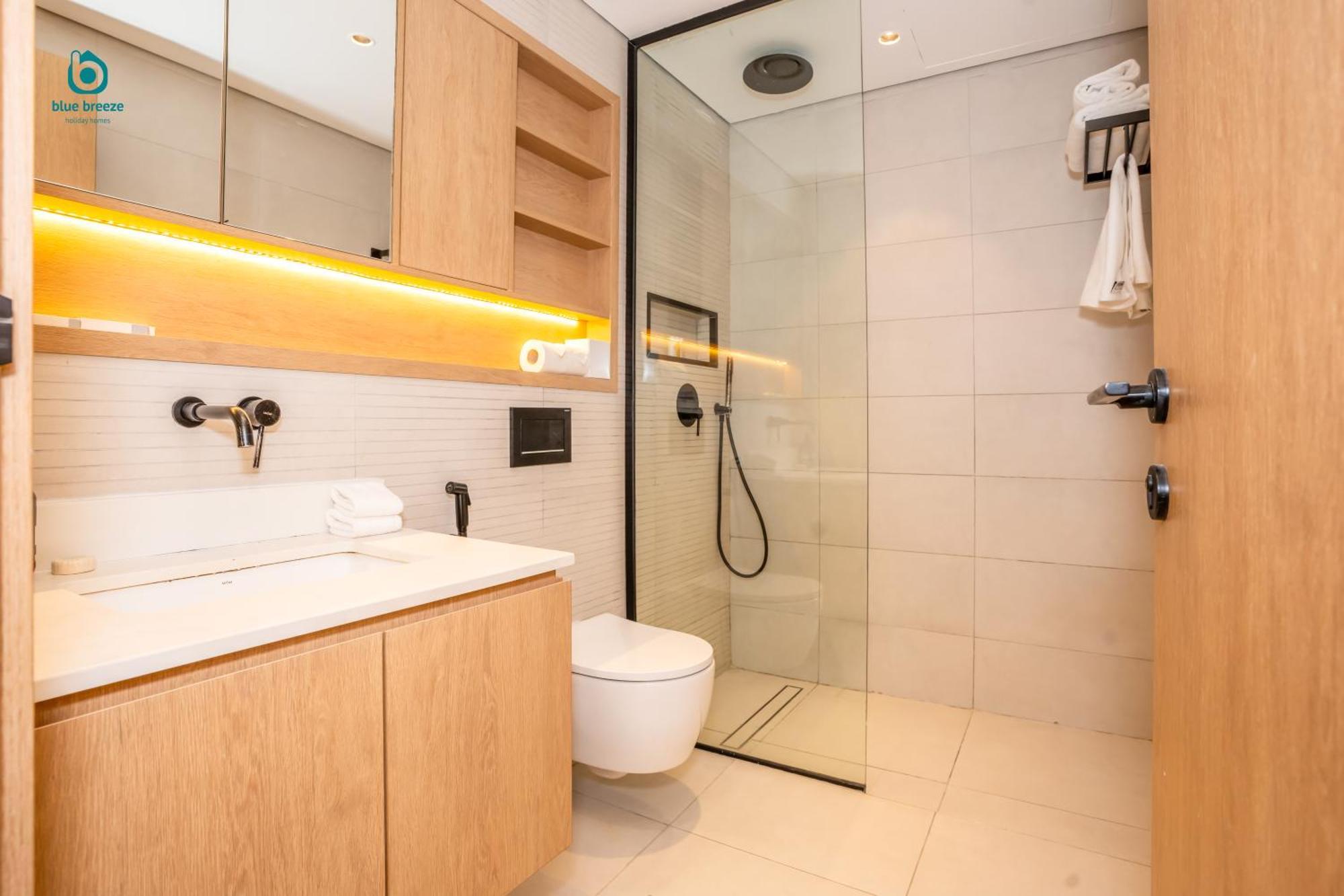 Daire Blue Breeze - Elegant 1br With Private Jacuzzi & Terrace In Jvc *