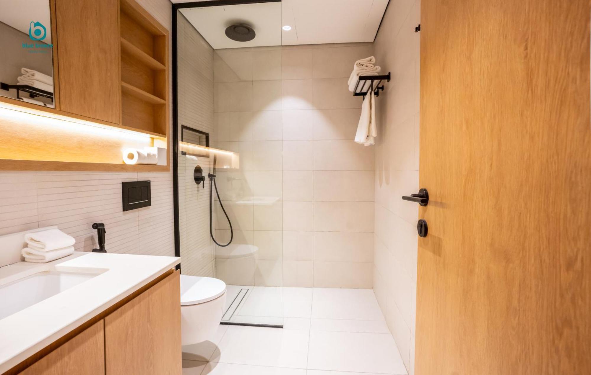 Blue Breeze - Elegant 1br With Private Jacuzzi & Terrace In Jvc Daire Dubai