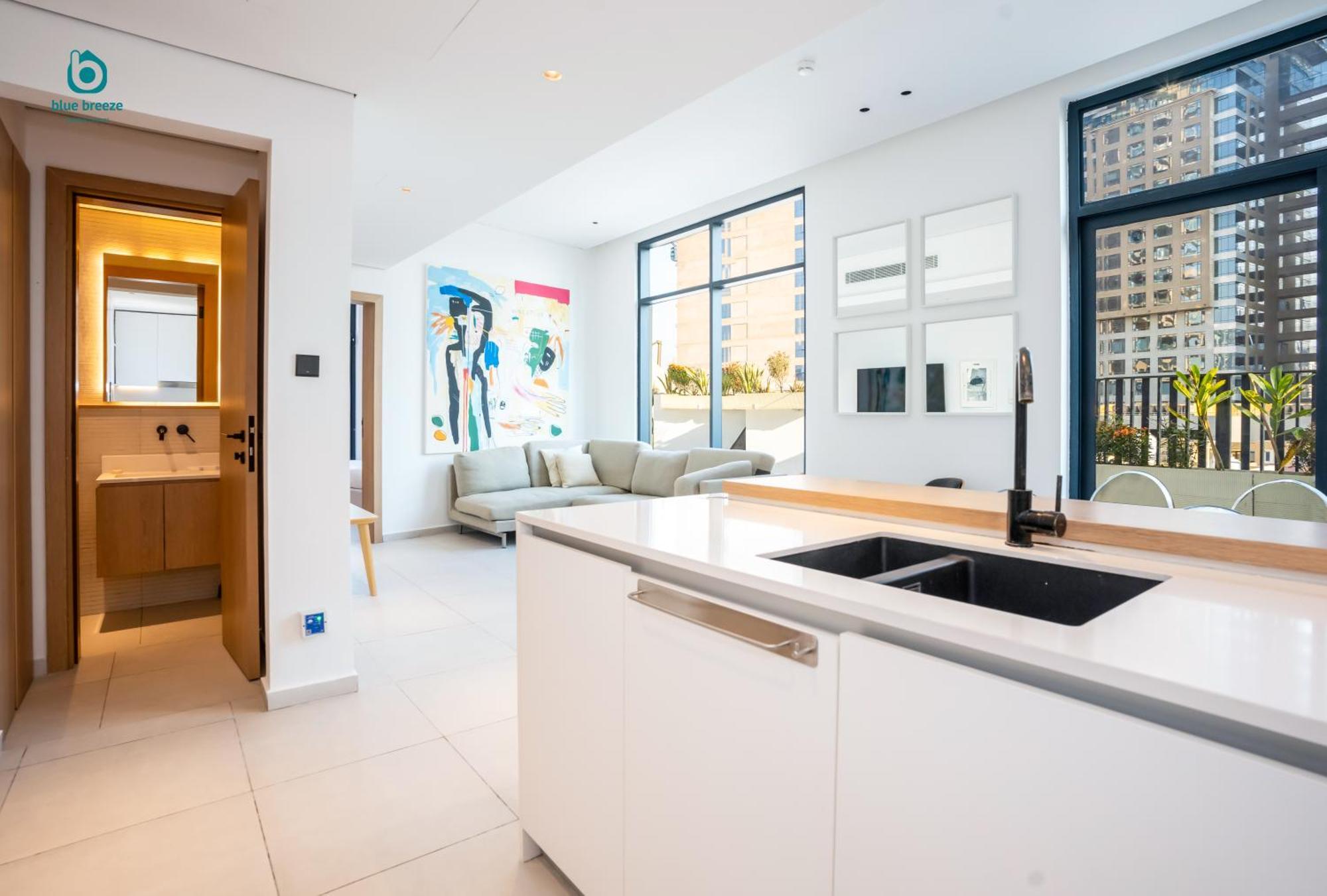Blue Breeze - Elegant 1br With Private Jacuzzi & Terrace In Jvc Daire *