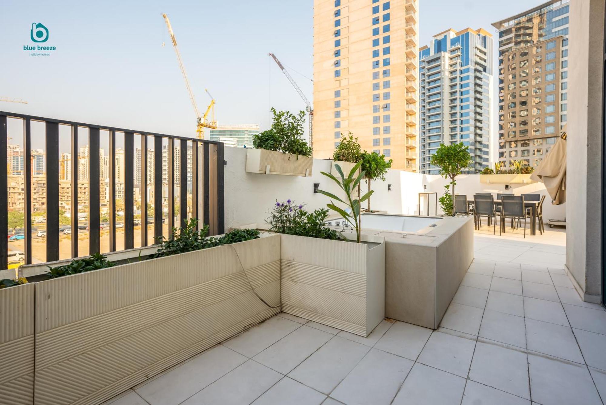 Blue Breeze - Elegant 1br With Private Jacuzzi & Terrace In Jvc Dubai