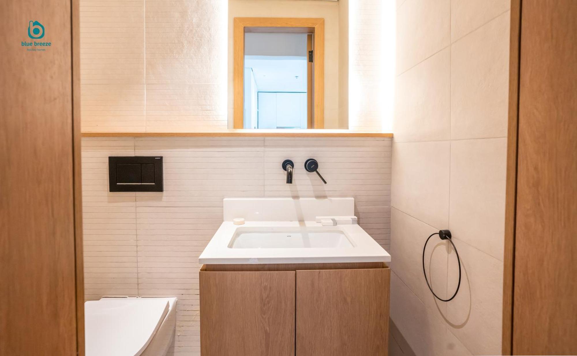 Blue Breeze - Elegant 1br With Private Jacuzzi & Terrace In Jvc