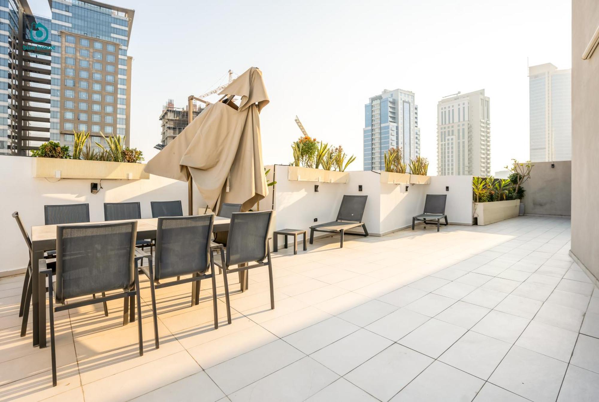 Blue Breeze - Elegant 1br With Private Jacuzzi & Terrace In Jvc Apartment