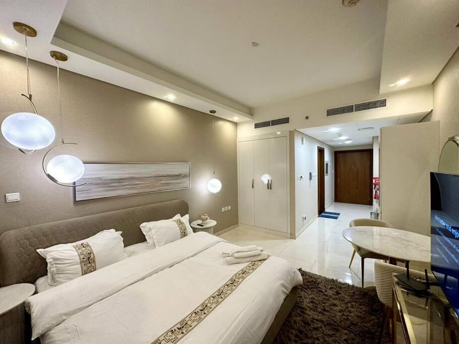 Apartment Modern Furnished With Canal View , High Floor *