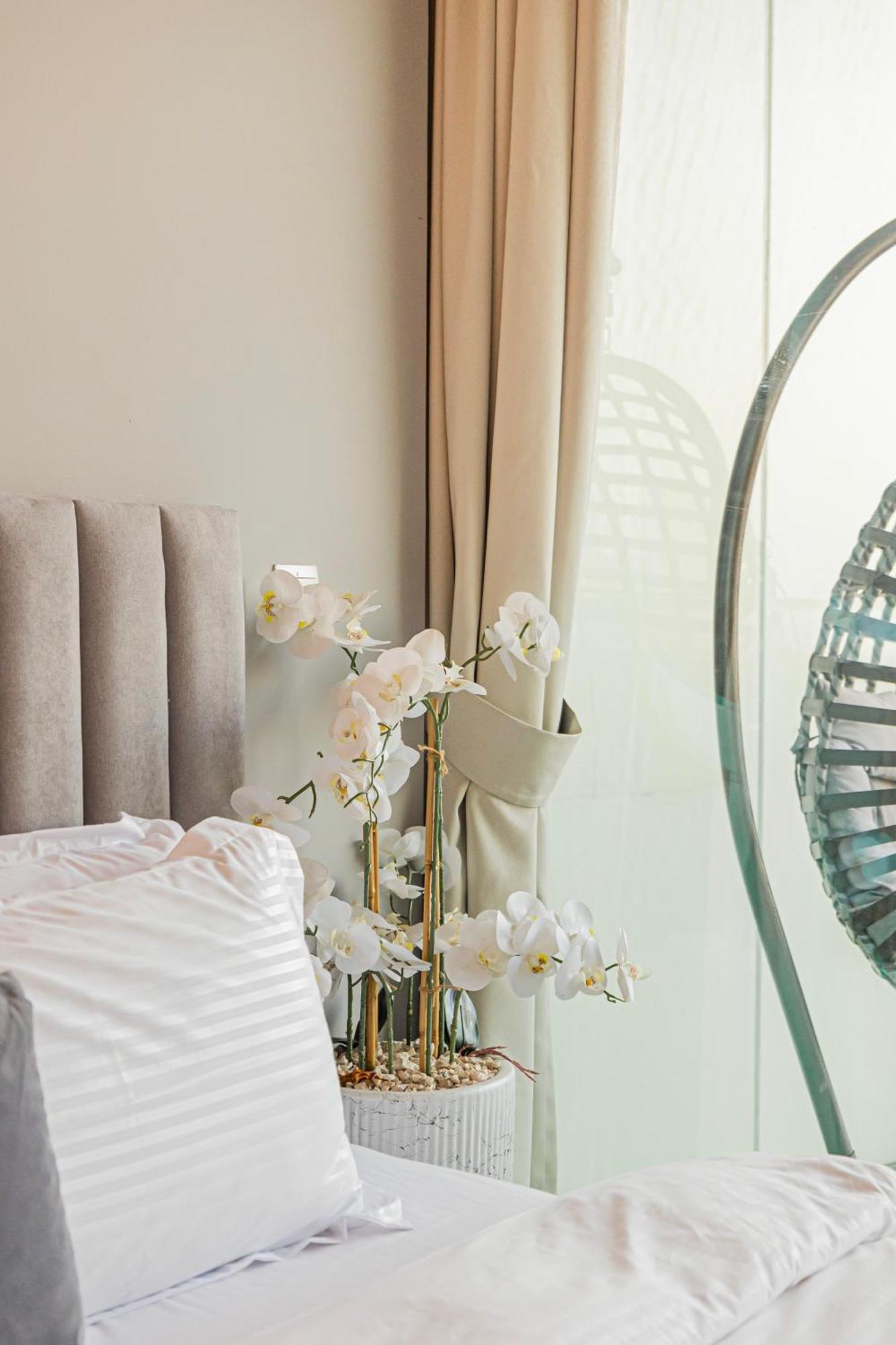 Luxury 2 Bedroom With Sky Line And Direct Mall Access At Burj Vista Apartment