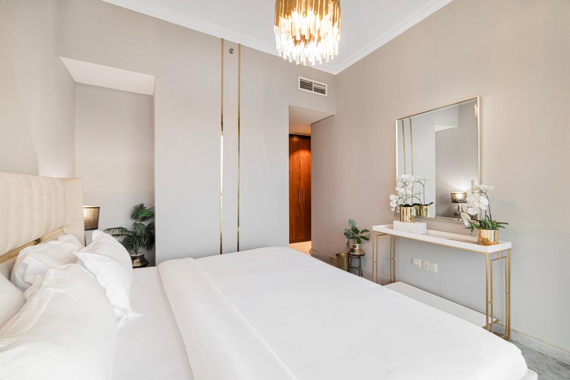 Apartment Luxury 2 Bedroom With Sky Line And Direct Mall Access At Burj Vista *