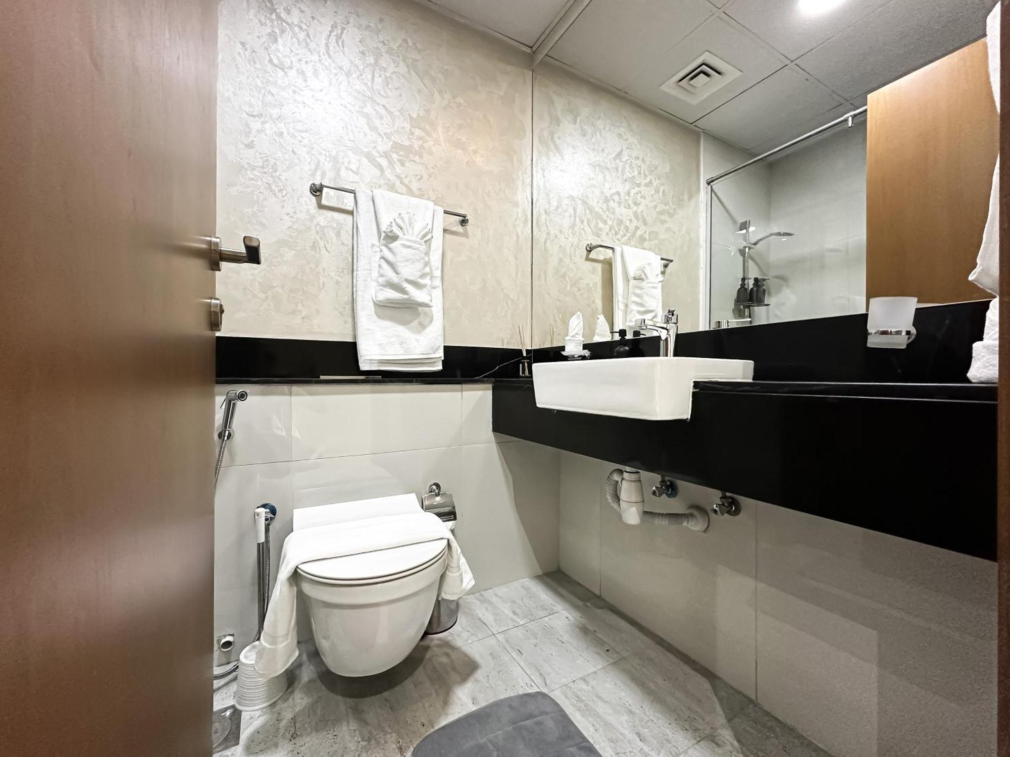 Trophy-amazing Canal Views Lux In Busbay *