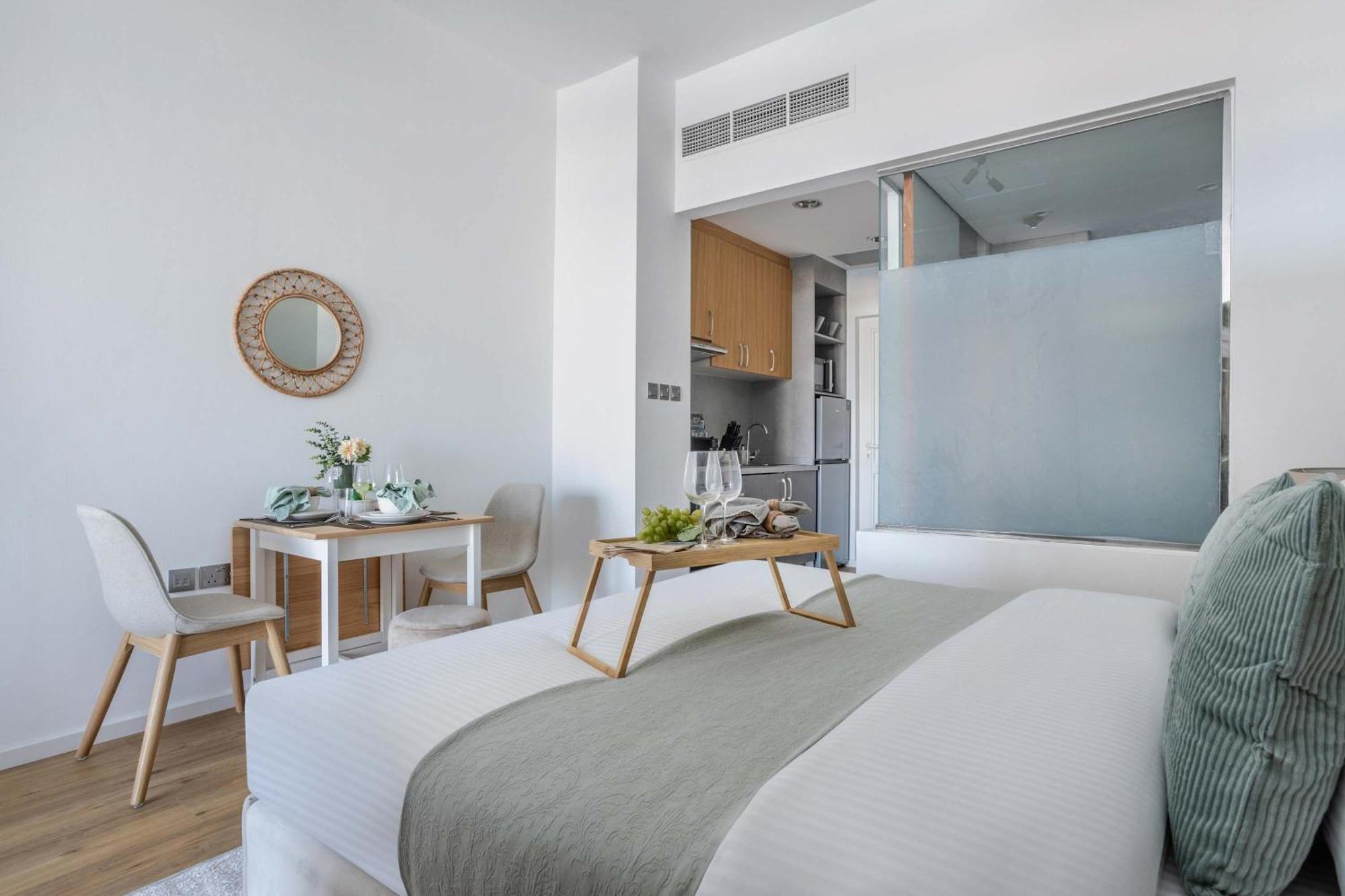 Frank Porter - Palm Views East Apartment Dubai
