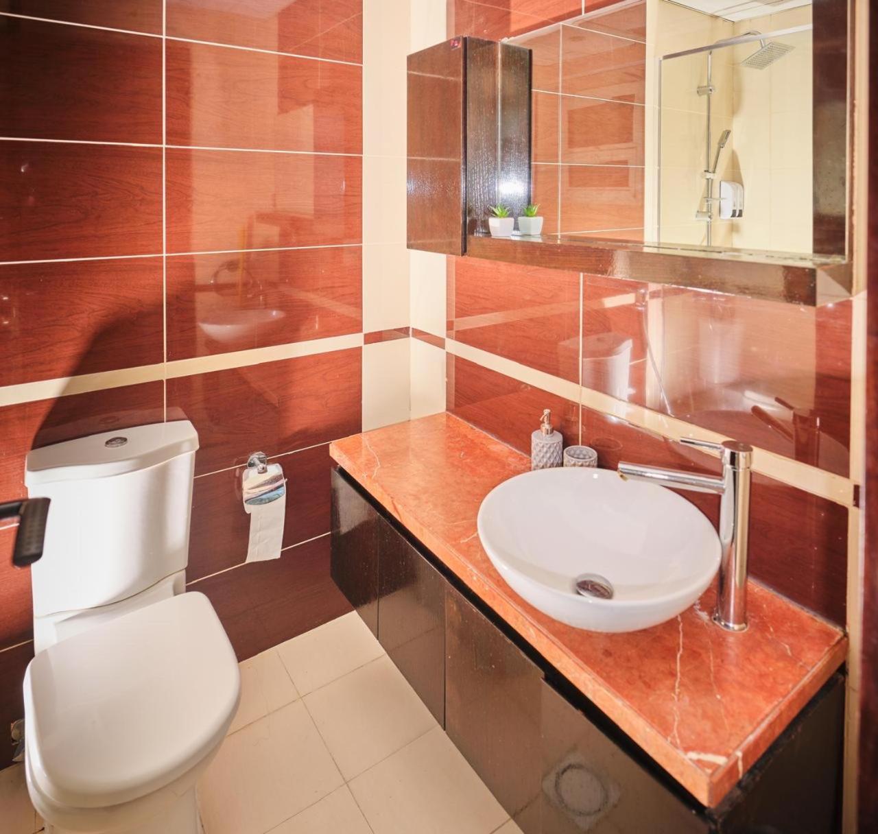 Wonderful Two Bed With Full Marina View Apartamento