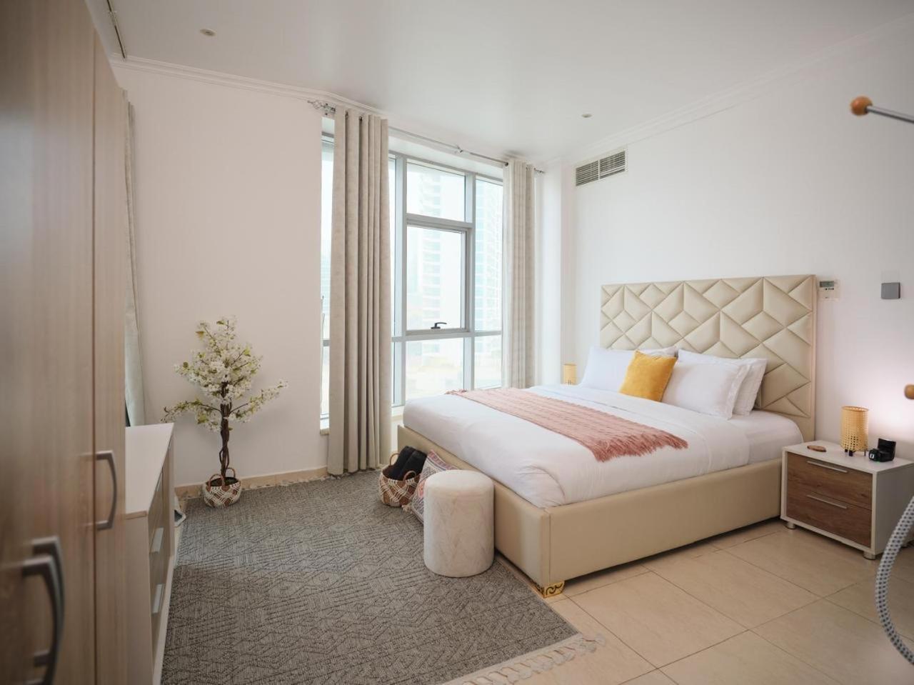 Wonderful Two Bed With Full Marina View Apartamento