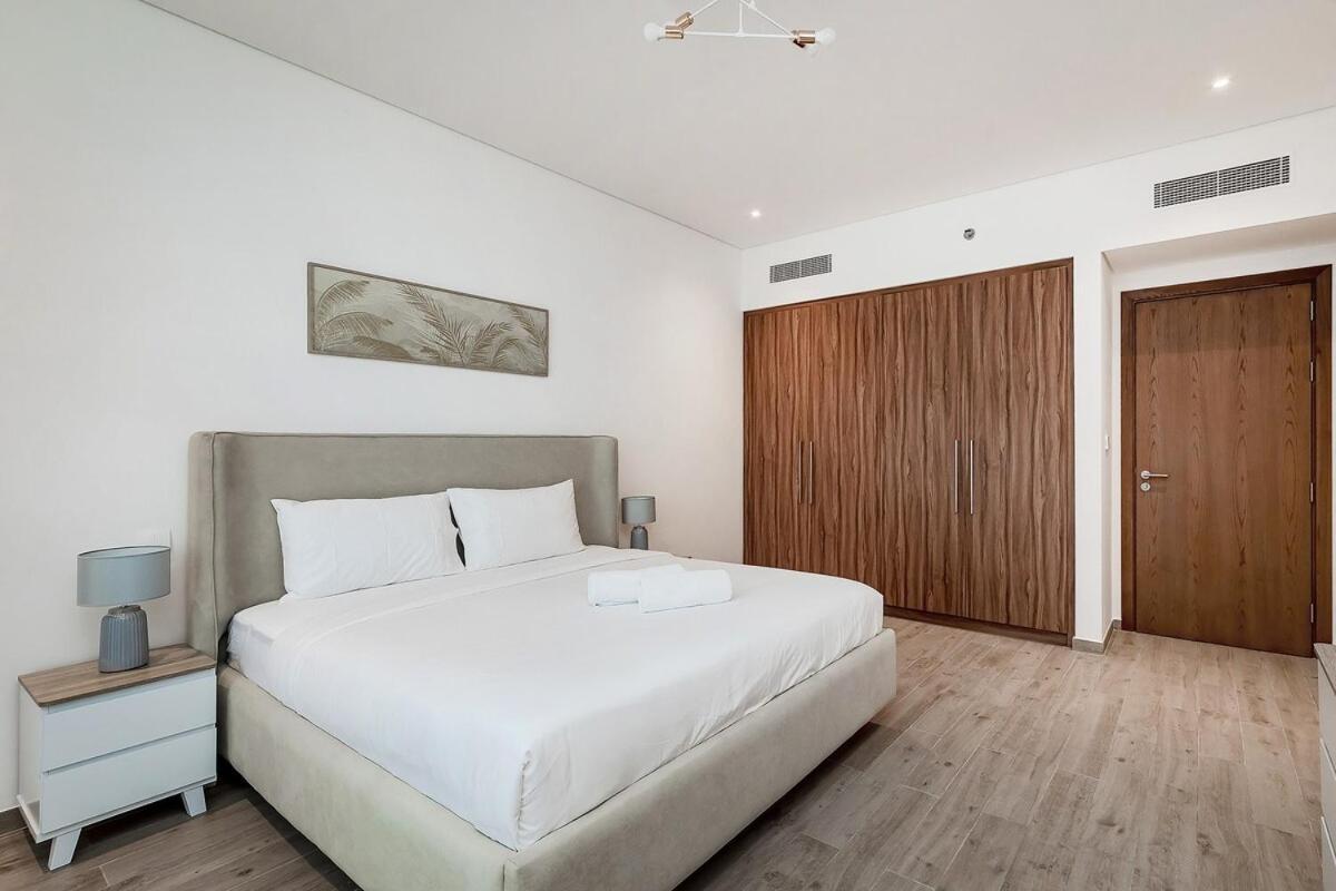Walk Planet View 1br Apartment Dubai