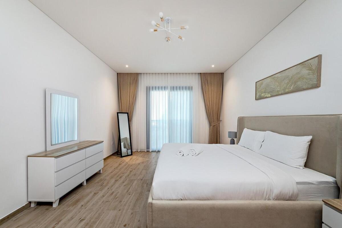 Walk Planet View 1br Apartment Dubai