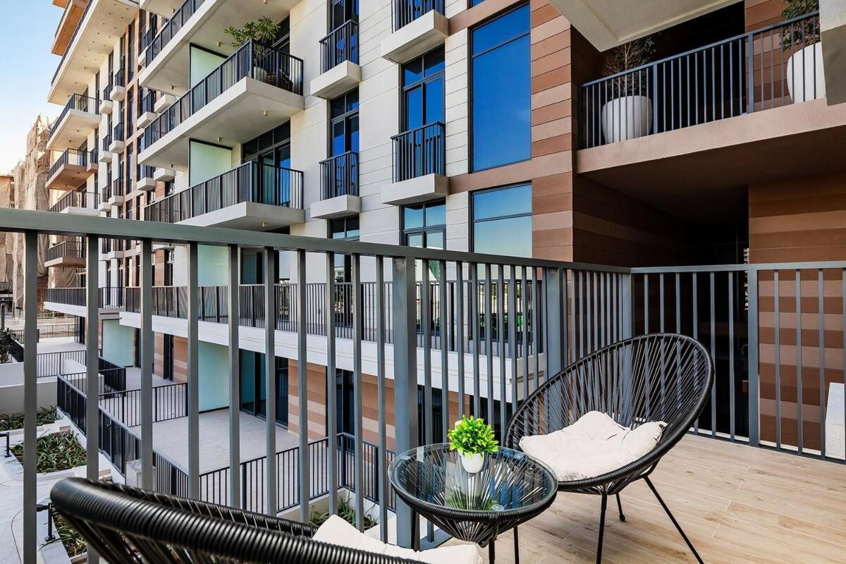 Walk Planet View 1br Dubai