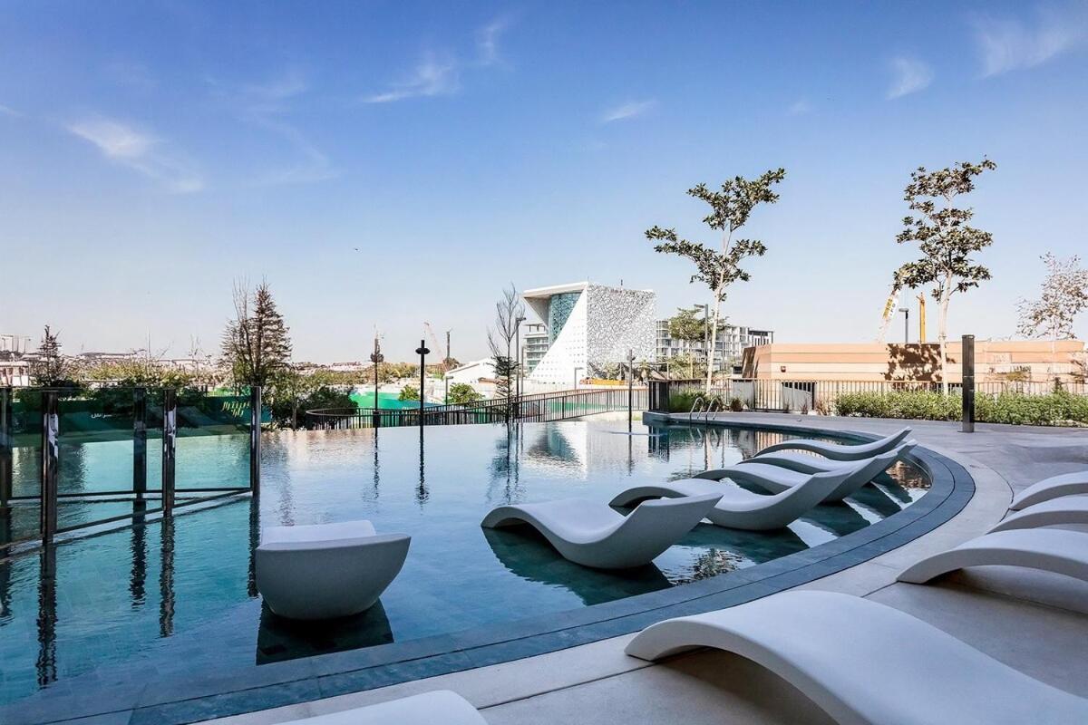 Walk Planet View 1br Apartment Dubai