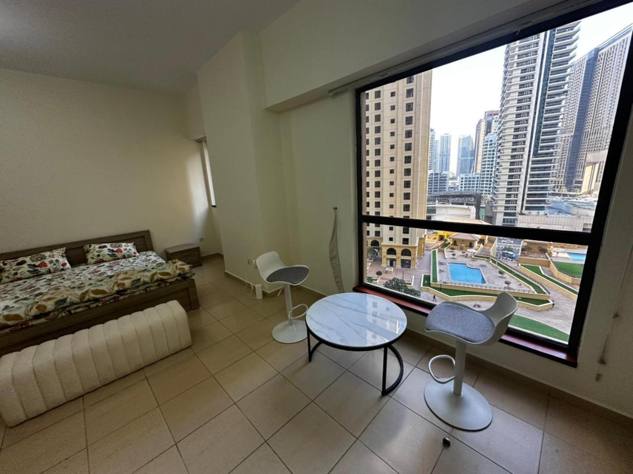 Jbr Walk - Master Bed Separate Facilities Near Tram Guest house *