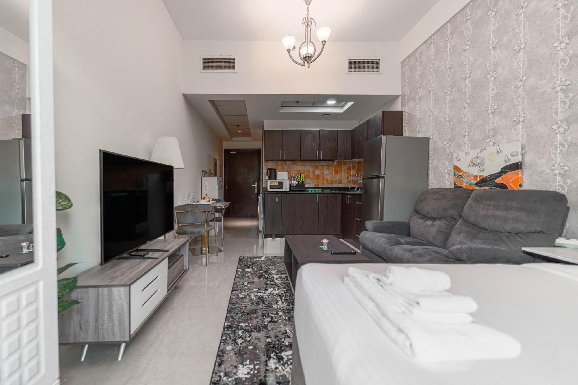 Posh In Jvc, Hanover 10, Deleguest Apartment *
