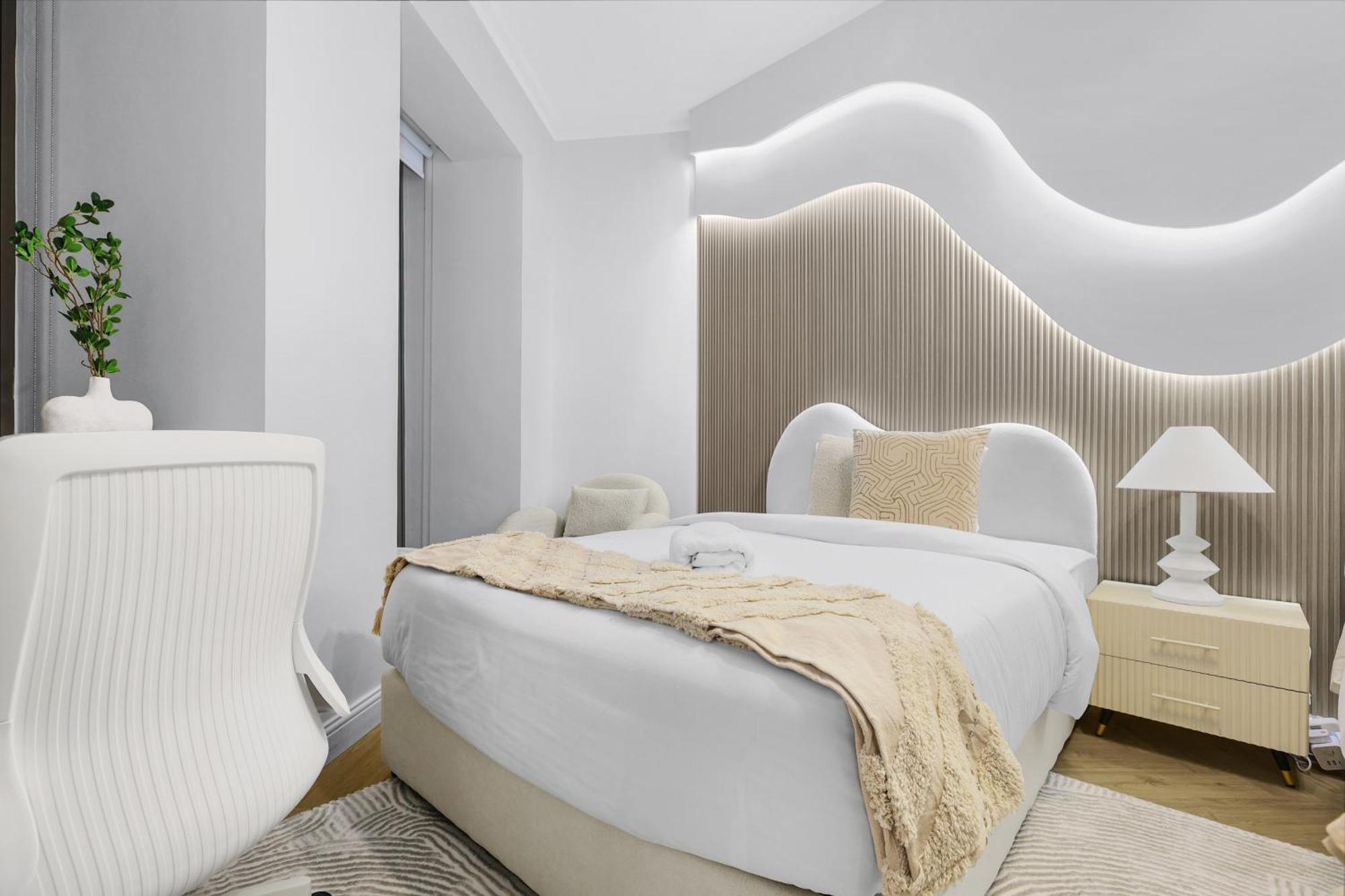 First Class 2br With Full Skyline & Sea View *