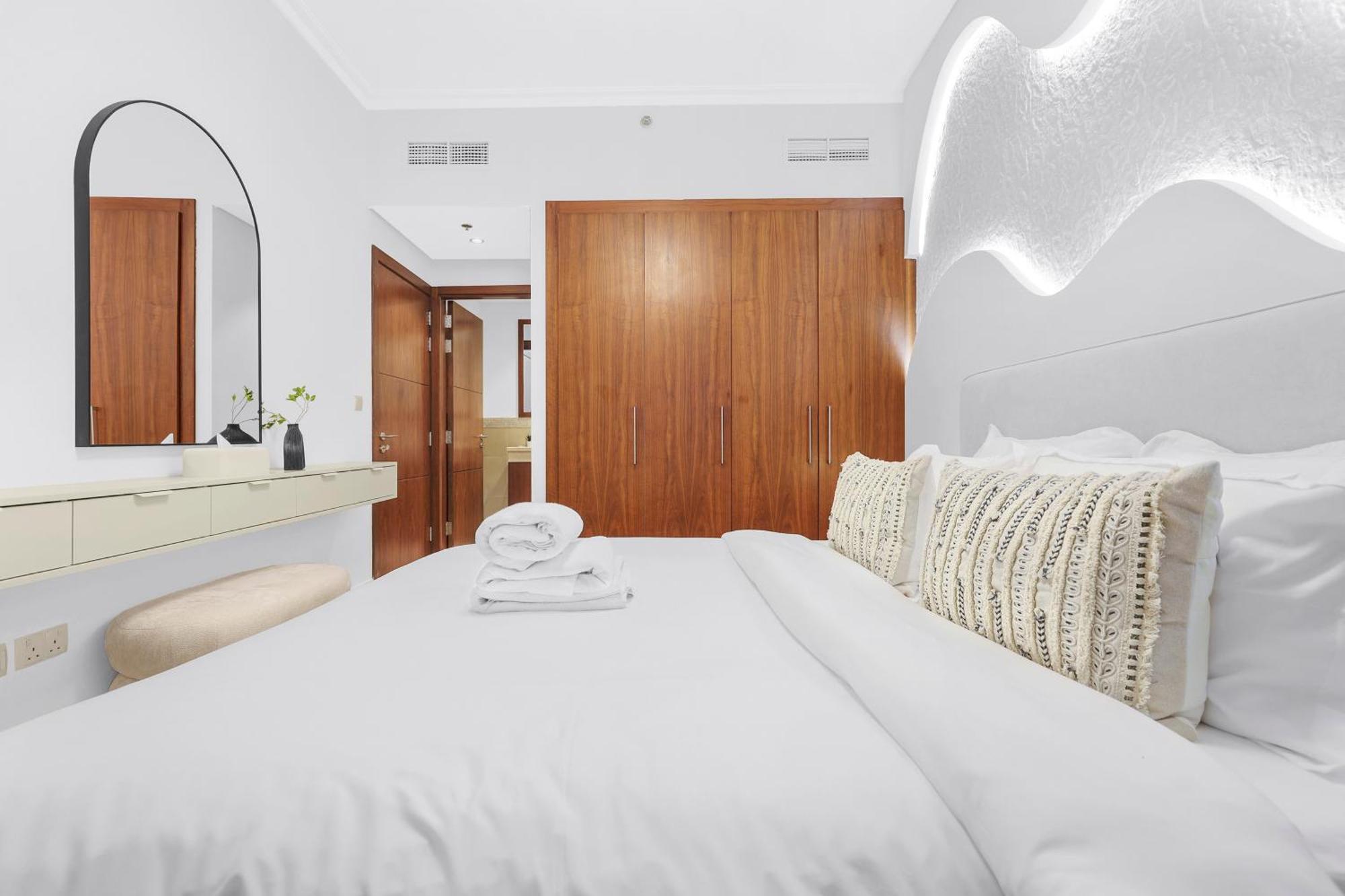First Class 2br With Full Skyline & Sea View