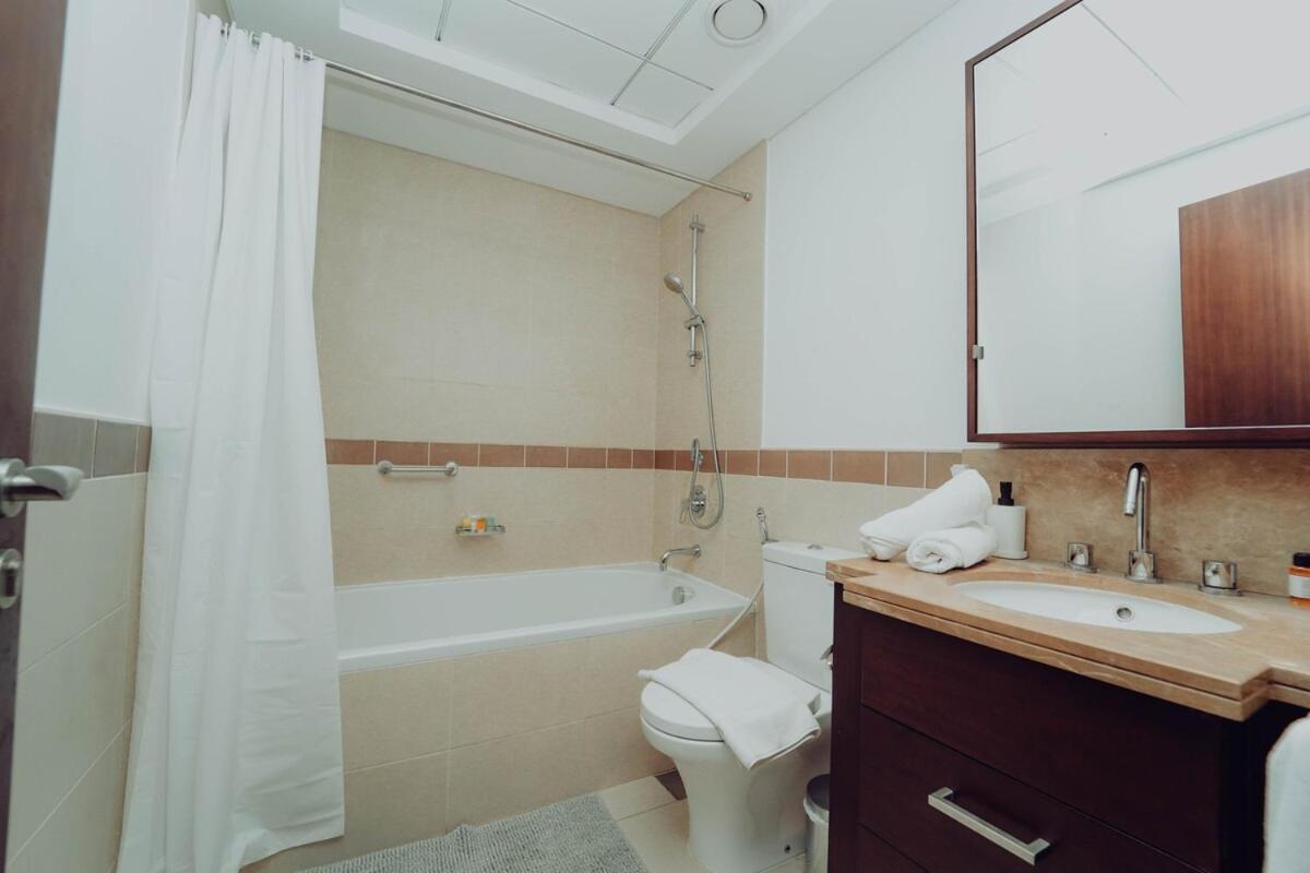 Elegant Downtown 5 Minute Walk To Burj Khalifa & Mall Apartment