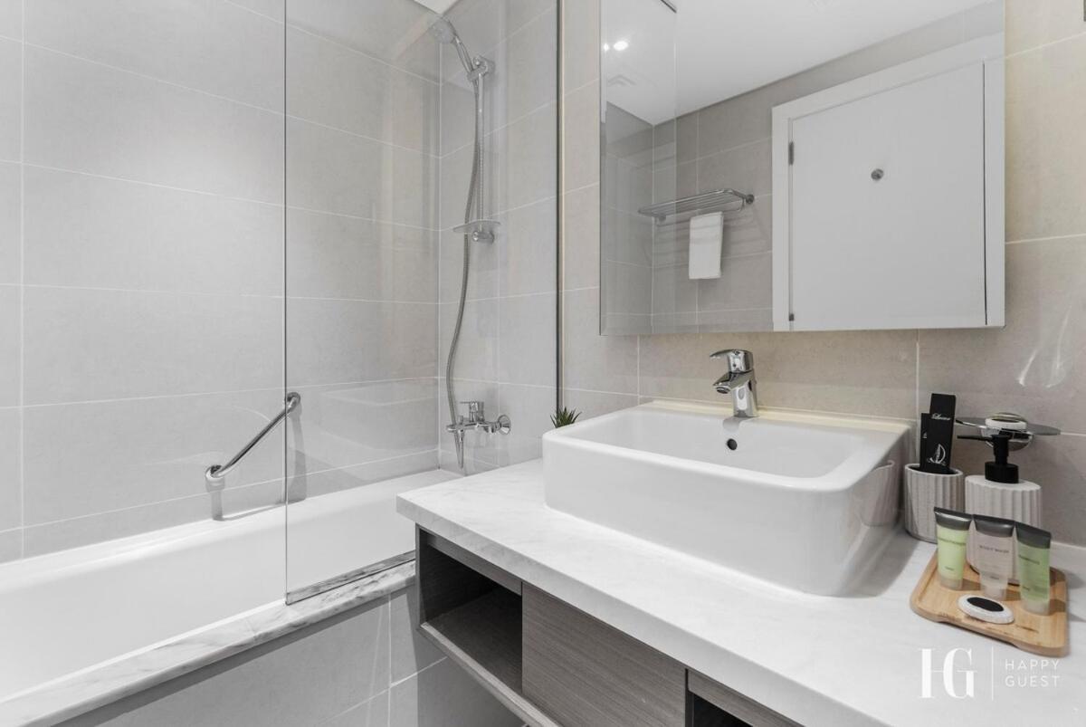 Apartment Spacious In Damac Maison Prive Canal Views Dubai