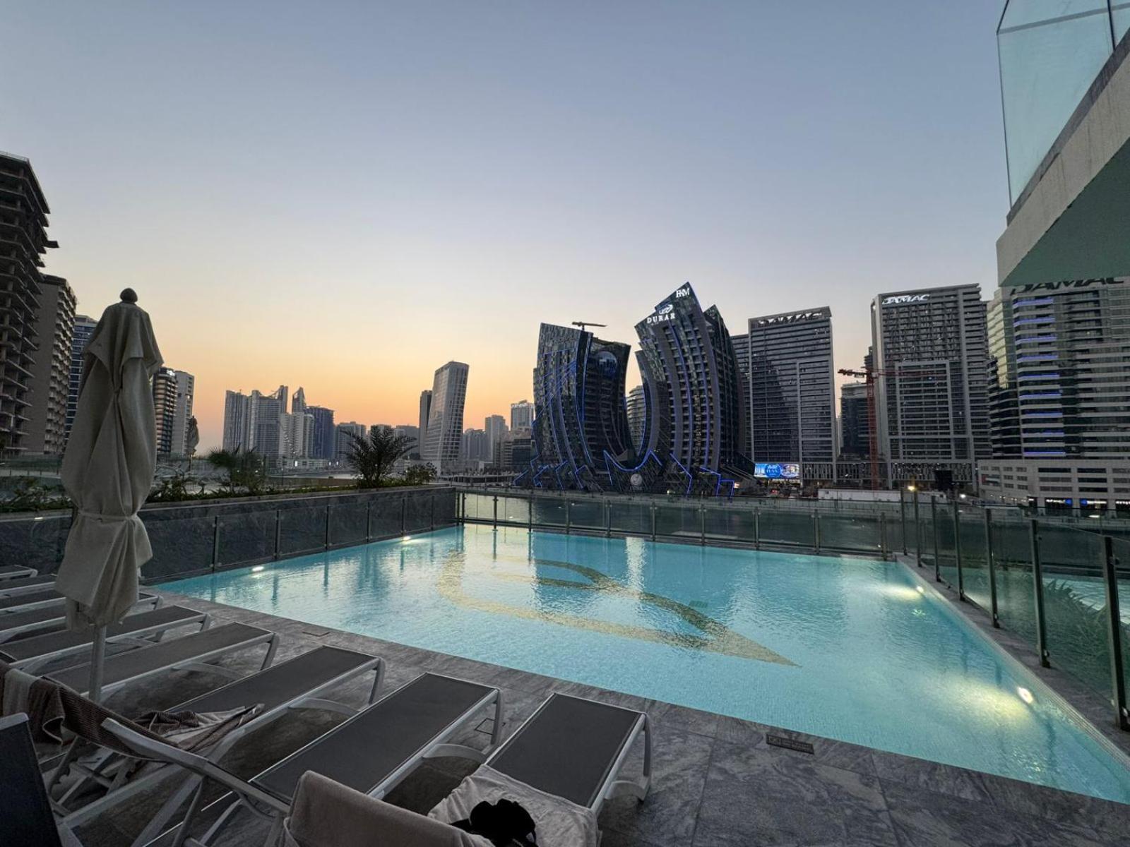 Burj Khalifa Poolview 1br For 4 People Dubai
