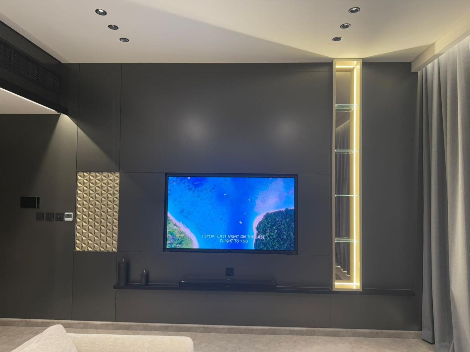 Luxury 2-bed Flat, Prime Location, Burj View & World Highest Running Track *