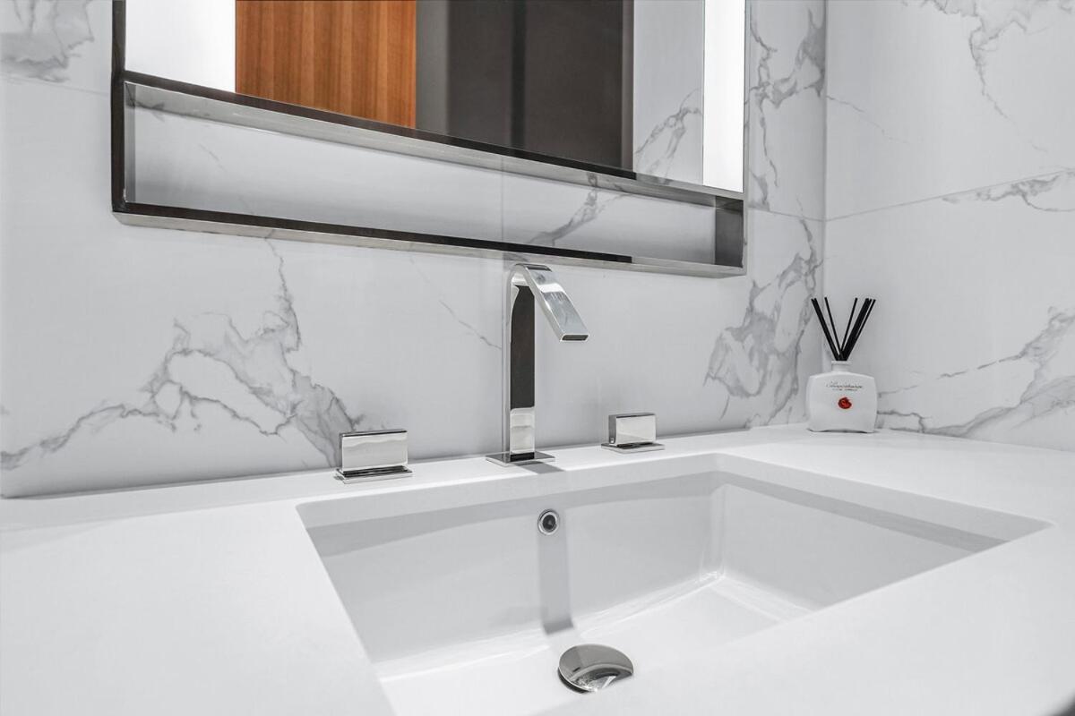 First Class 2br Chic Downtown Escape Apartment