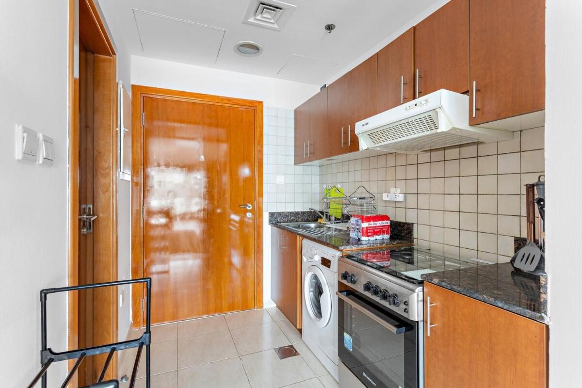 Art Deco With Pool, Gym, Kid's Playground Apartment *