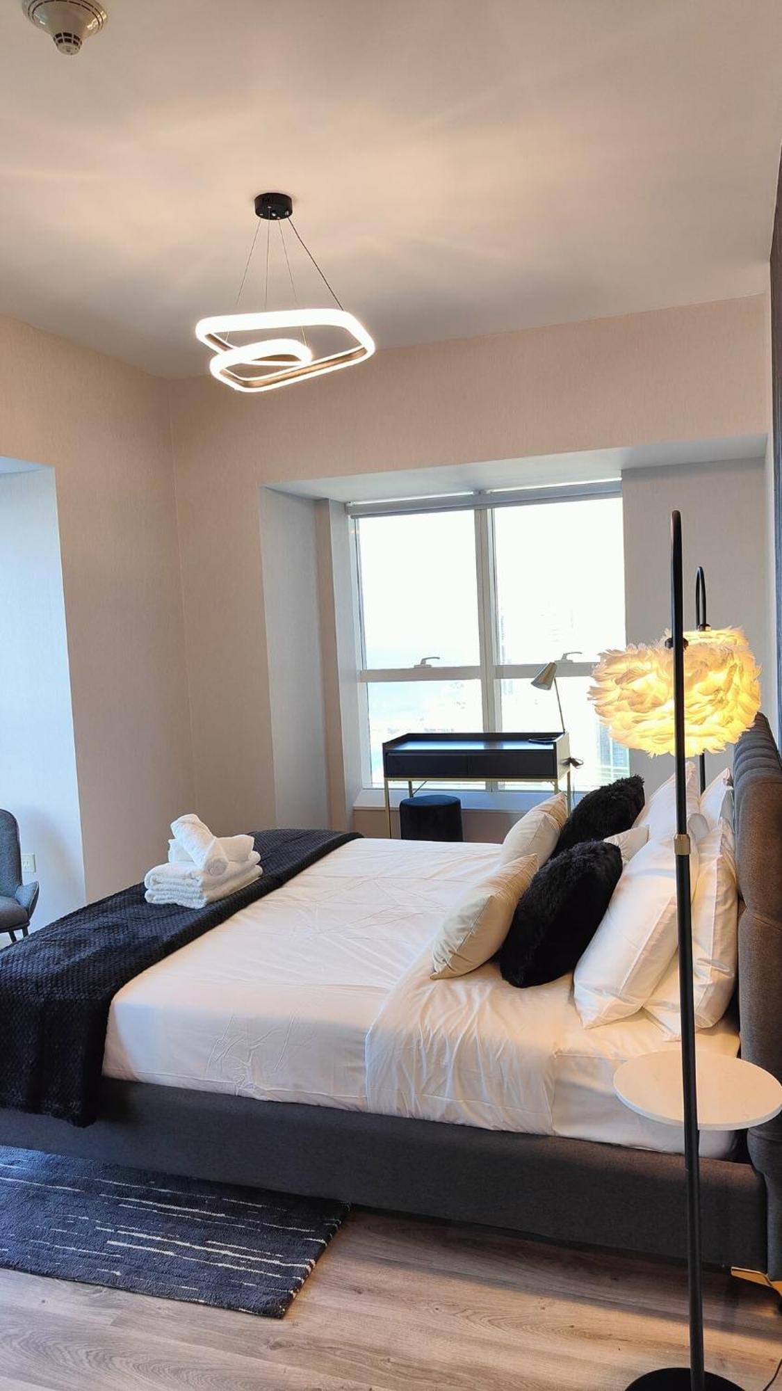 46th Flr Marina Luxury Apartment