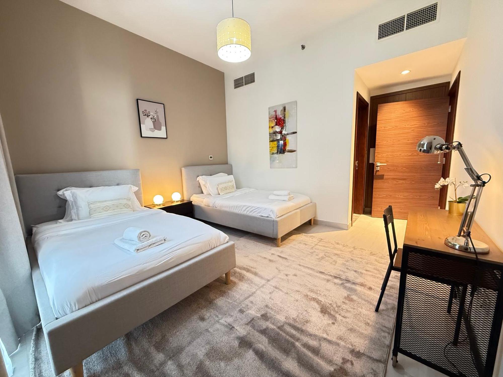 Ultimate - 3 Beds - Scenic Panoramic Views - Right At Metro Station - 5-10min To Sea, Burj Khalifa, Old Town, Downtown - 15min From Airport *
