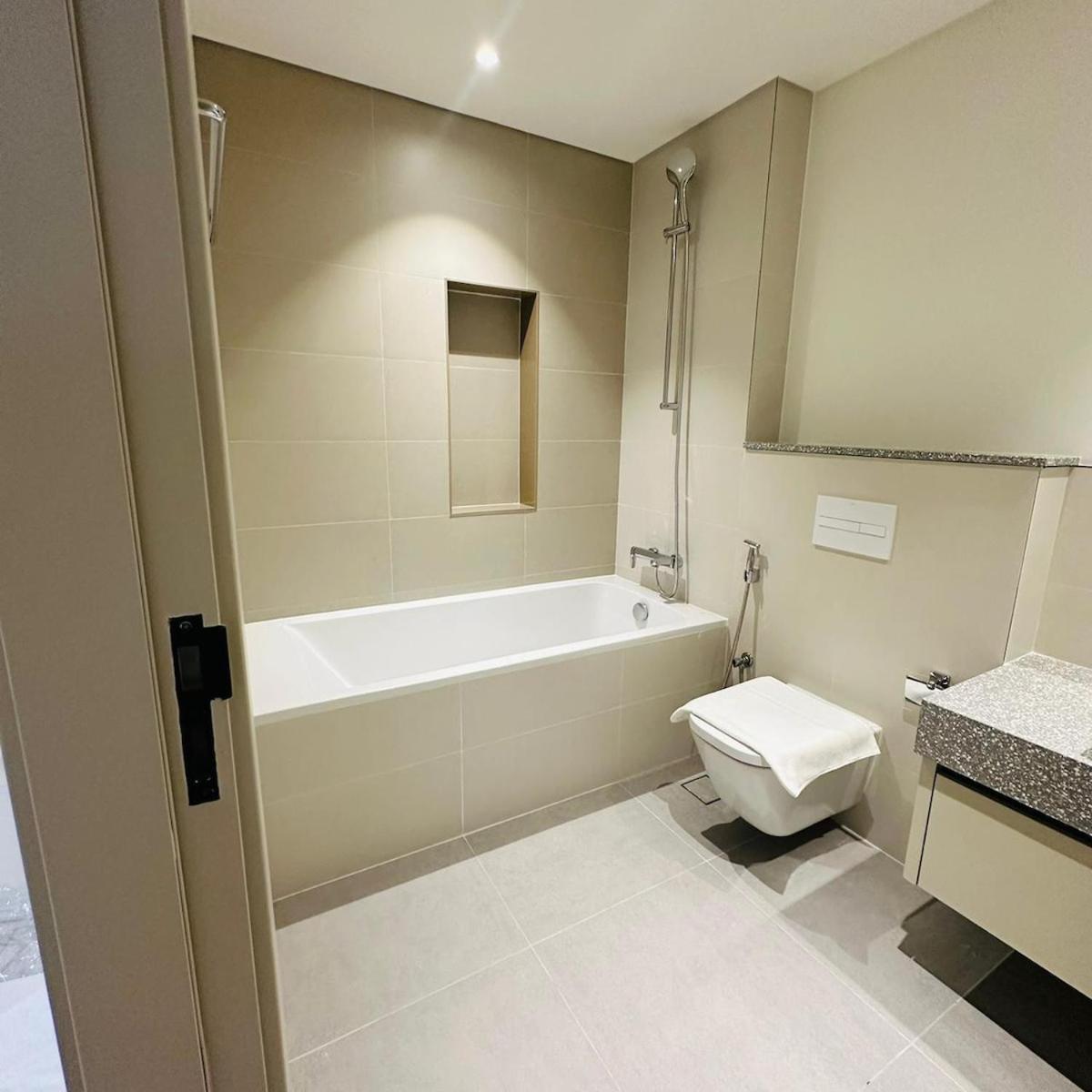 Amakin Beachfront Palm Jumeirah Marina Vista 2 *