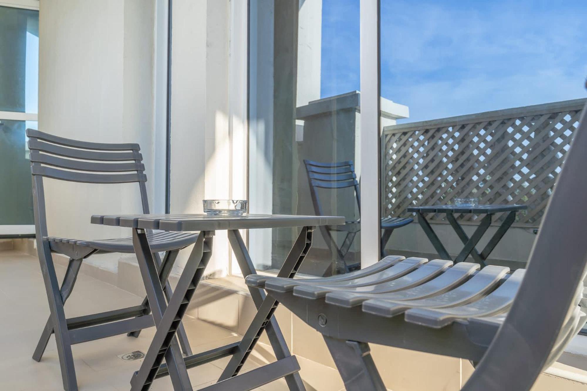 Sleeps 2 In 1 Bedroom At Hanover Square, Jvc * Dubai