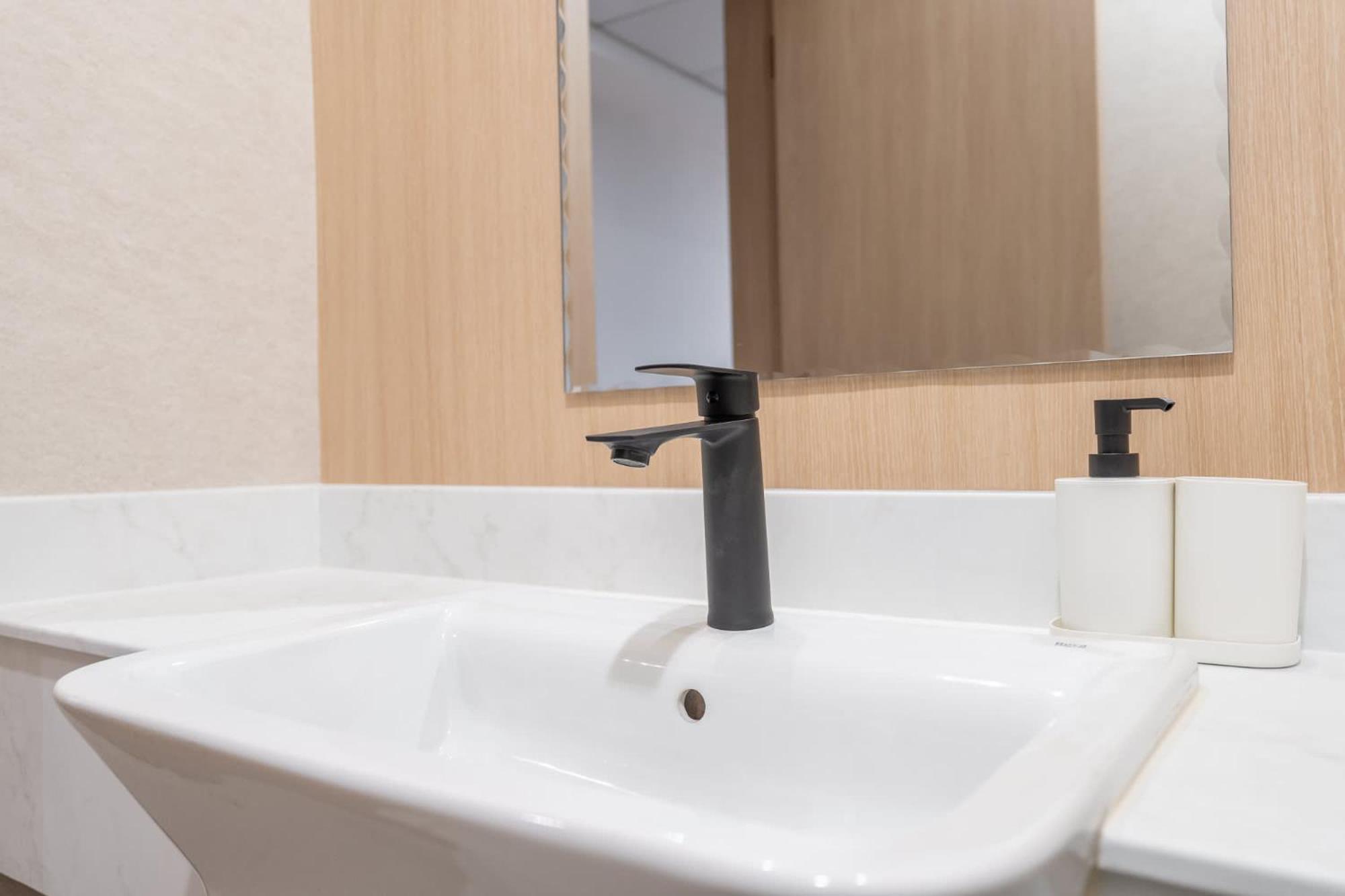 Sleeps 2 In 1 Bedroom At Hanover Square, Jvc Apartment Dubai
